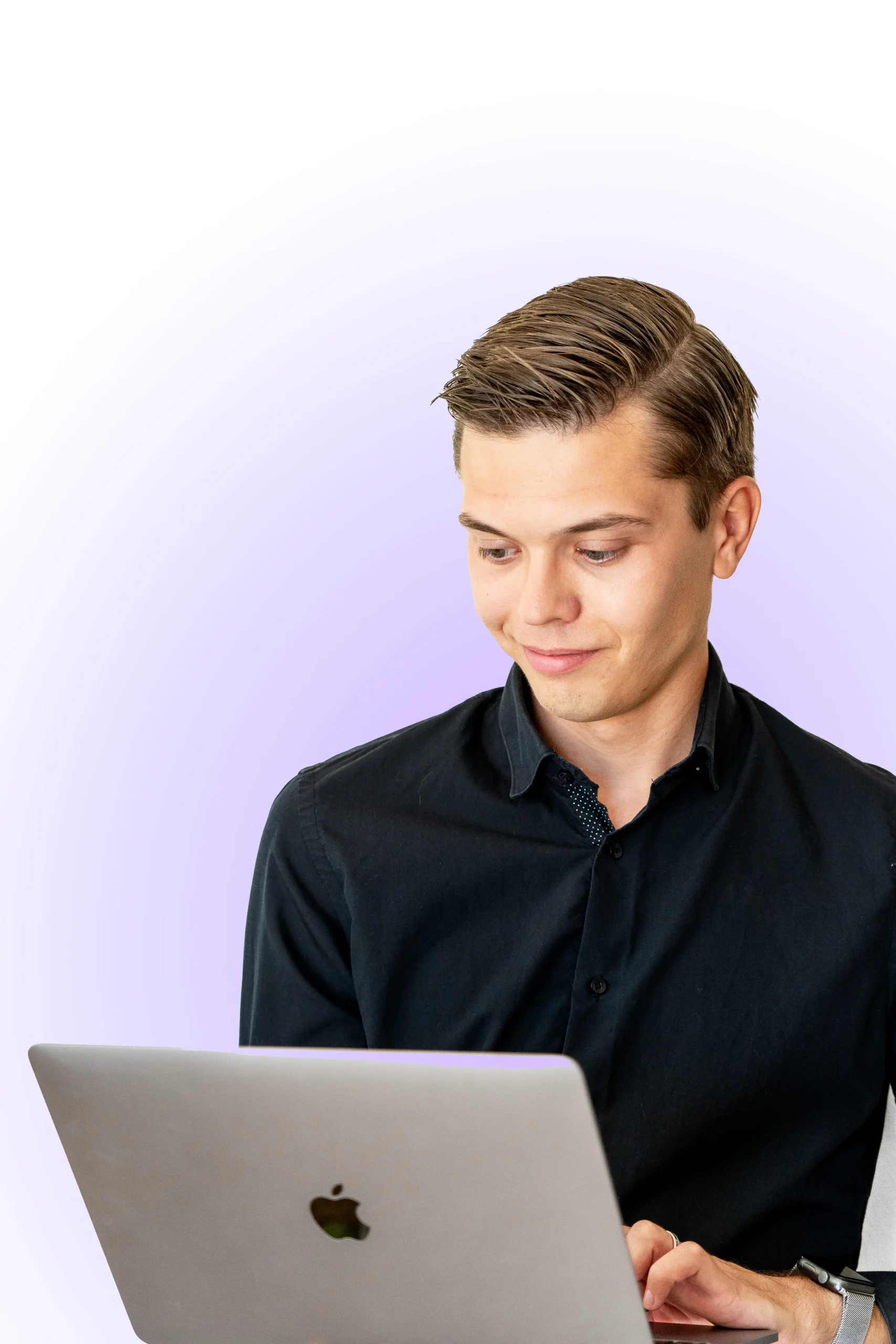 Lassi Brouskilta tekemässä nettisivuja läppärillä